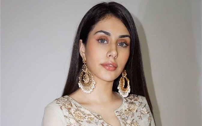 warina hussain age