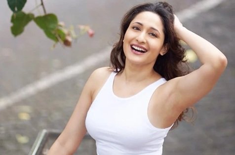 pragya jaiswal age